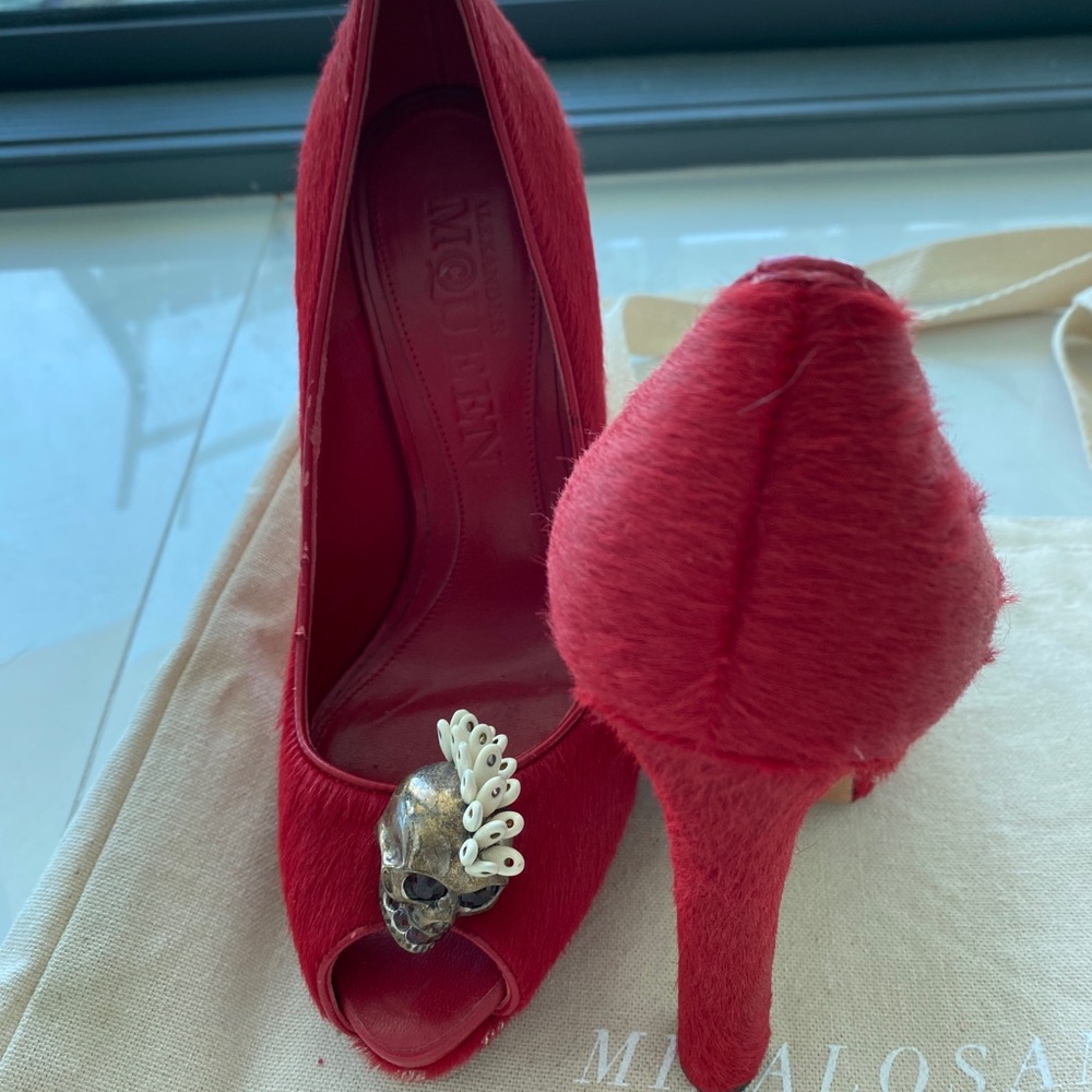 Alexander McQueen skull-embellished calf-skin pump